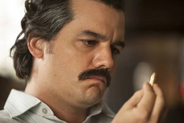 FOTO: Wagner Moura jako Pablo Escobar. – stránka 15