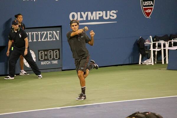 Soubor:Roger Federer at the US Open 2011 backhand.jpg – Wikipedie
