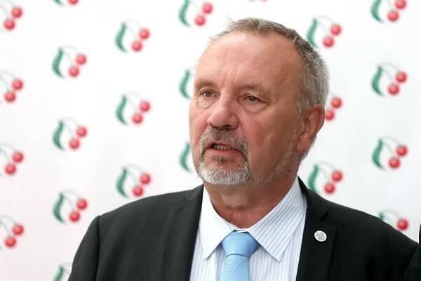 Poslanec Kováčik leží v nemocnici, vážně se zranil po pádu ze střechy