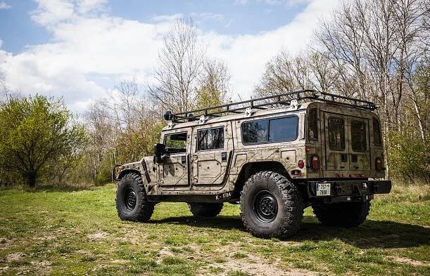 Díky, Arnolde Schwarzeneggere! Vojenský Hummer H1 může řídit i civil, byť s řidičákem na náklaďák