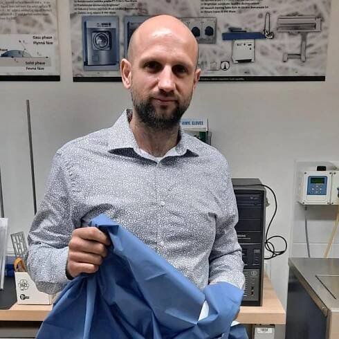 Nanovlákennou membránu,  která je v oblečení,  vymyslel Roman Knížek z Katedry hodnocení textilií Technické univerzity Liberec | foto: Tomáš Mařas,  Český rozhlas