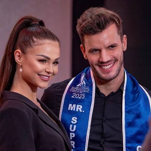 FOTO: V soutěži ho podporuje i krásná  přítelkyně Hanka. – stránka 3