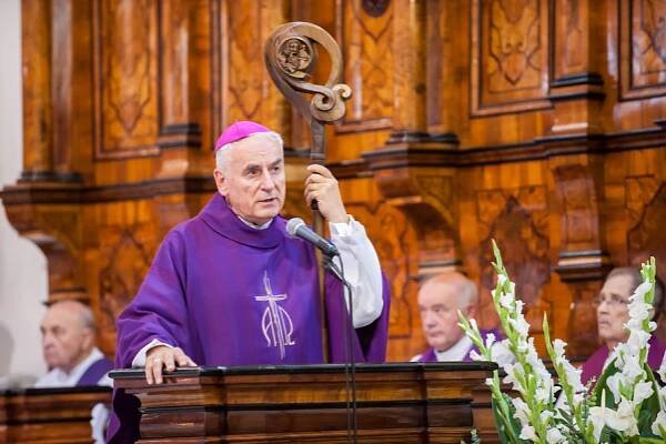 Pohřeb otec Jan Kabeláč 2015 | Farnost Brno - Židenice u kostela sv. Cyrila a Metoděje