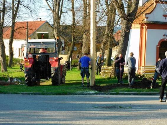Stavění májky v Ražicích - 30.4.2023 - Oficiální stránky obce Ražice