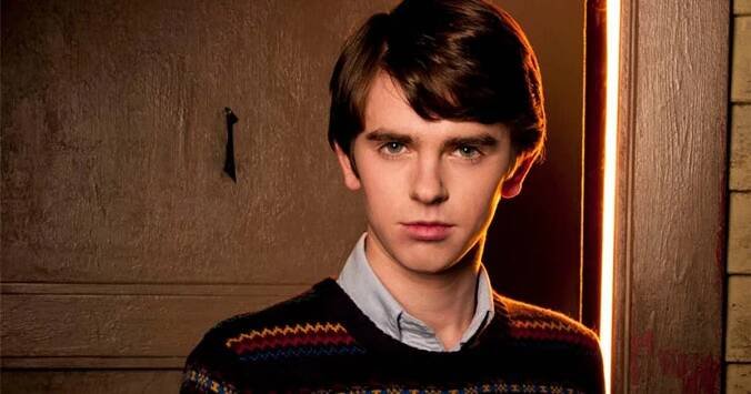 Freddie Highmore si ve francouzském detektivním seriálu zahraje Edgara Allana Poea