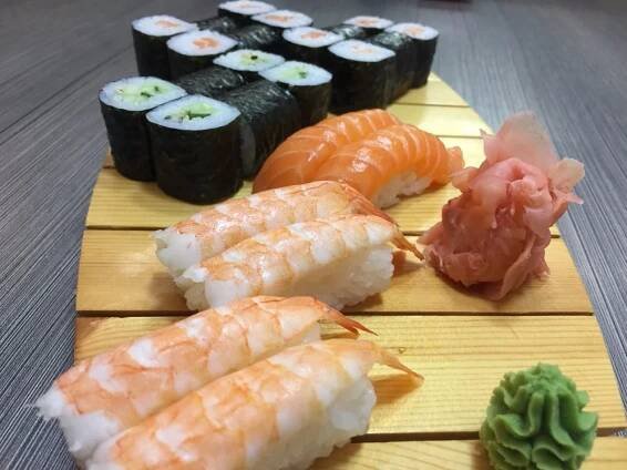 Running sushi nebo sushi sety z podniku Ginza v OC Flora