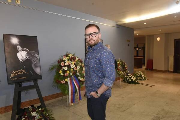 Na počest Karla Heřmánka odehraje koncert v jeho divadle: Byl jsem pro něj živým dárkem, vzpomínal muzikant