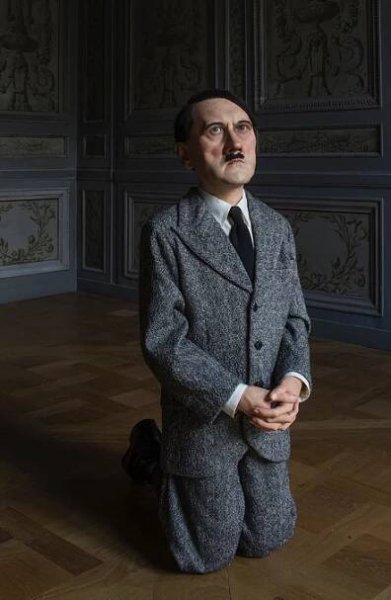 Maurizio Cattelan, Him, 2001. Zdroj: perrotin.com