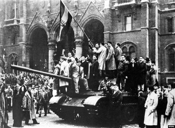 Fotografie pořízená reportéry Rádia Svobodná Evropa v Maďarsku v roce 1956. Foto Richard Solash. Zdroj: RFE/RL