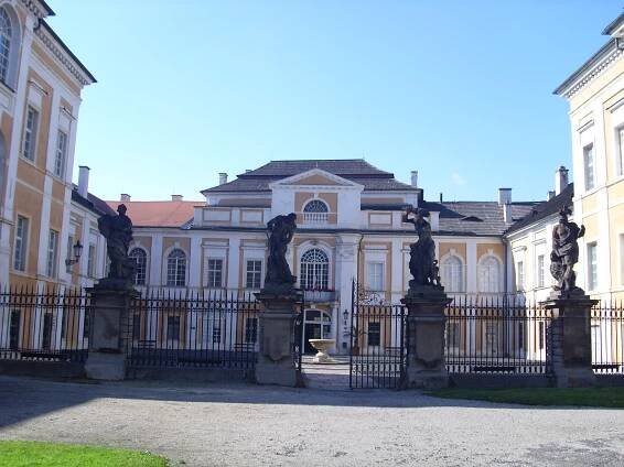 Soubor:Front side Duchcov castle with statues.jpg – Wikipedie