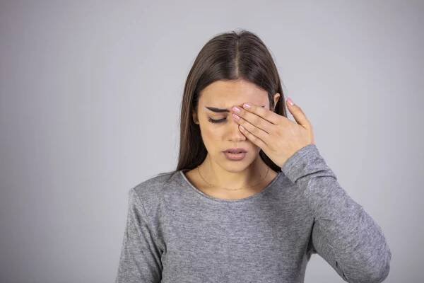 mladá žena má bolesti v oku. - ječné zrno - stock snímky, obrázky a fotky