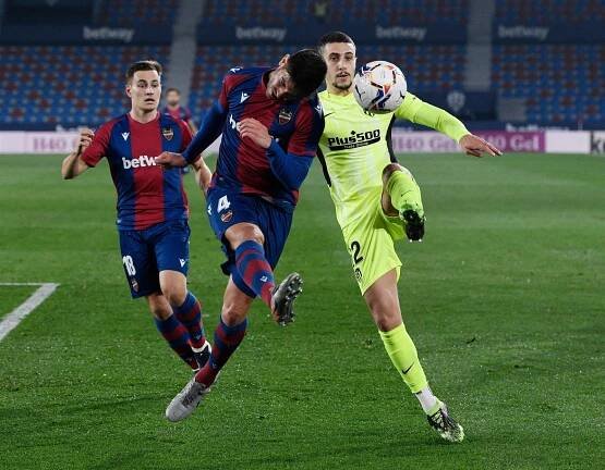 Fotbalisté vedoucího Atlétika ztratili body remízou na hřišti Levante