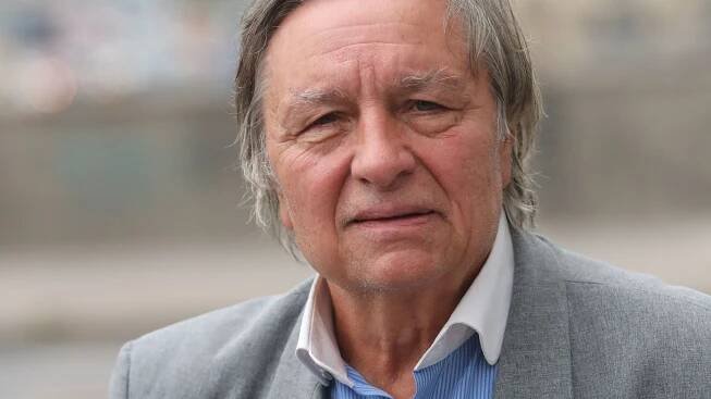 Karel Bláha zpíval v sádře