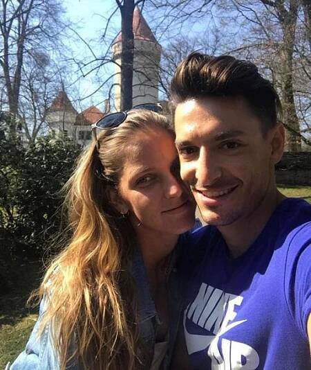 Pyšný taťka i vzorný partner: Takhle se Michal Hrdlička věnuje dcerce a přítelkyni Karolíně Plíškové