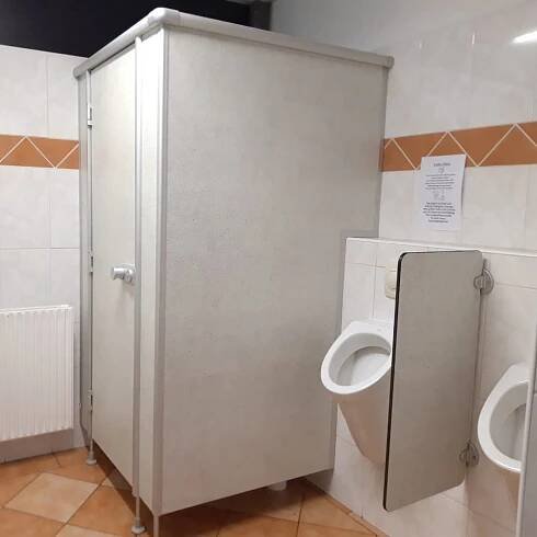 Ferienzentrum-Camping-Urlaub-Wohnmobil-Stellplatz-Ferien-Wohnwagen-Zelt-A1-Heidenau-Stellplatz-Sanitaeranlage-Haus-3-Pinkelbecken-01