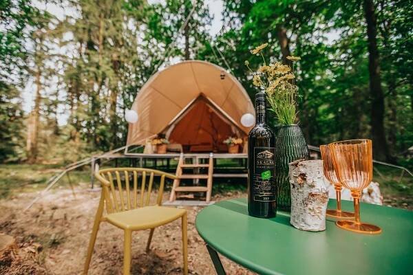 Glamping u lesa v Černické oboře stolek