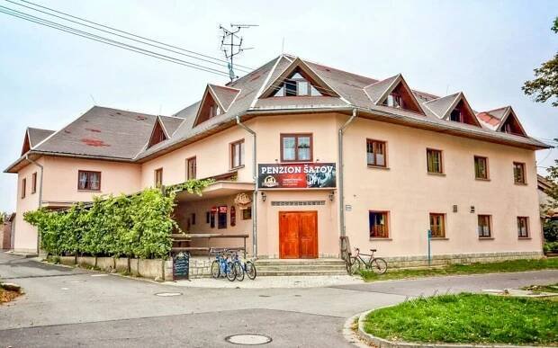 Jižní Morava u Znojma a rakouských hranic: Penzion Šatovské Lípy se snídaní či polopenzí a degustací + drink