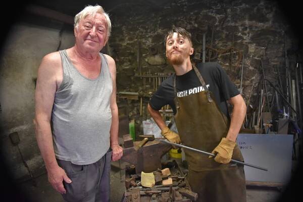 Kaiser a bratři Hádkové si hrají na URNA. Režisér Michálek dotočil černou komedii
