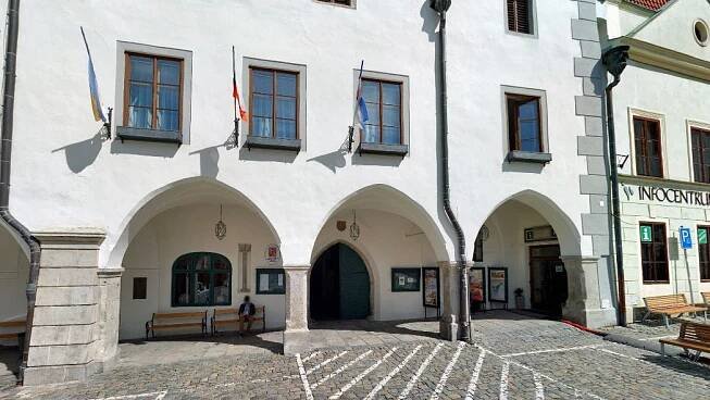 Koupi sbírky ilustrací v Českém Krumlově prověřuje policie
