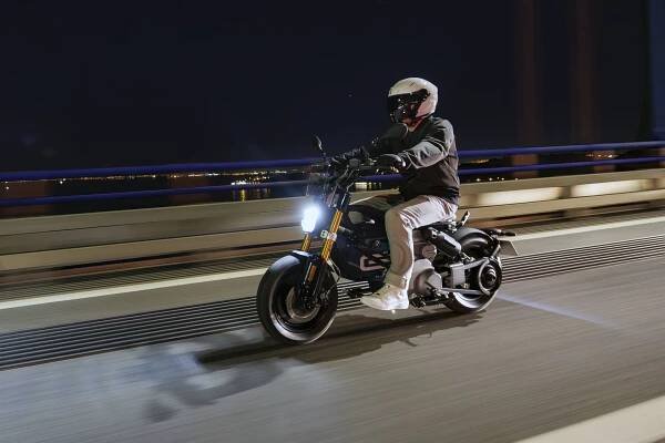 Elektrický motocykel BMW CE 02 (2024)
