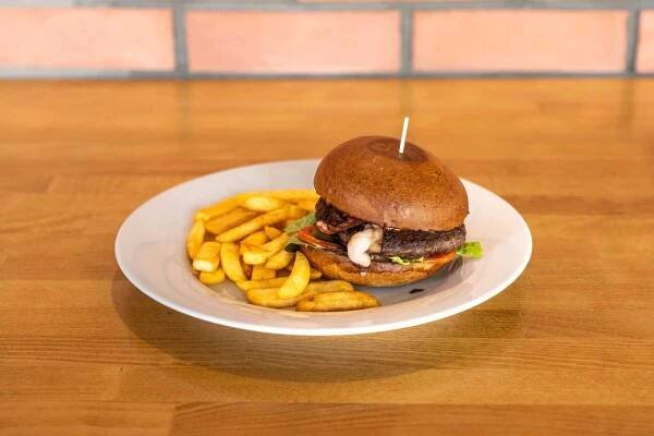 200g Podolský hovězí burger se slaninou a čerstvou zeleninou, čedarem a hranolky