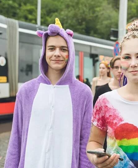 Lidí, kteří se identifikují jako queer, pořád přibývá. Jsou mezi nimi hlavně mladí