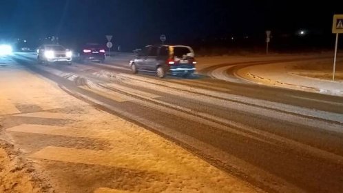 Dopravu v Česku dál komplikuje ledovka, na D7 se převrátil kamion - Novinky