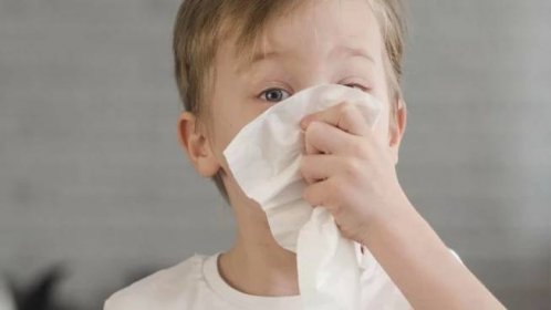 Léta si myslela, že má její syn ucpaný nos z obyčejné alergie. Lékař jim pak řekl příčinu. Toto je varování pro všechny rodiče, nepodceňte to