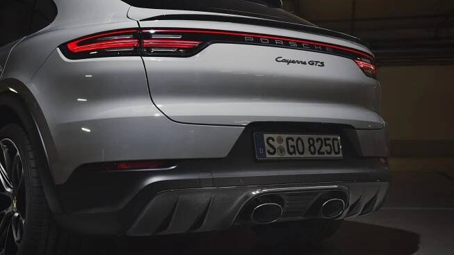 Zapomeňte na zmenšování motorů! Porsche Cayenne GTS je zpět a zase má osmiválec