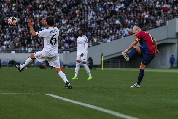 Barça Legends 2-1 Real Madrid Leyendas: Last gasp El Clásico win