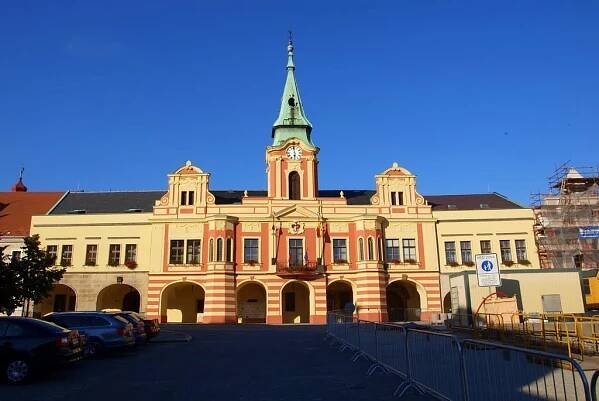 Mělnická radnice (přestavba z původní gotické rychty v 15. stol., vyhořela r. 1765  a r. 1793 obnovena v pozdně barokním slohu)