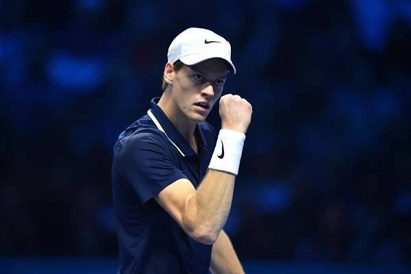 Jannik Sinner puts on a clinic against Casper Ruud in returning to ATP Finals title match