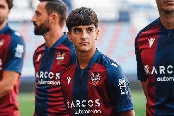 Víctor Fernández, en la presentación del primer equipo del Levante la temporada pasada.