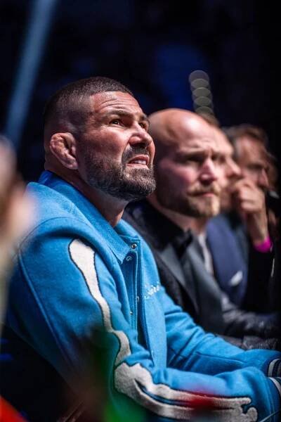 FOTO: Attila Végh v předních řadách na Oktagonu. – stránka 287