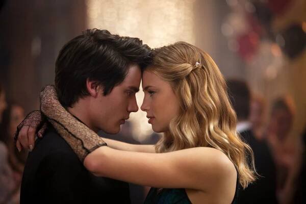 Vampire Academy - Z filmu - Dominic Sherwood, Lucy Fry