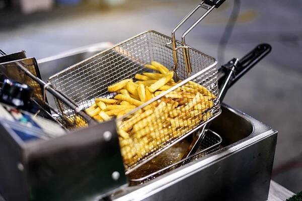 zblízka hranolky brambory vaření v koši fritovací stroj, smažené v horkém vroucím oleji - fritovací hrnec - stock snímky, obrázky a fotky