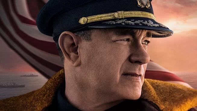Tom Hanks ve filmu Greyhound (2020). Režie: Aaron Schneider.