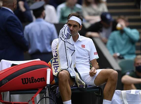Federer dostal poprvé kanára a na Wimbledonu končí. Uspěl naopak Djokovič