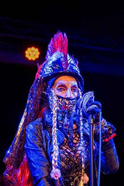 Živelná Jana Uriel Kratochvílová rozparádila publikum na Cargo Gallery v Praze