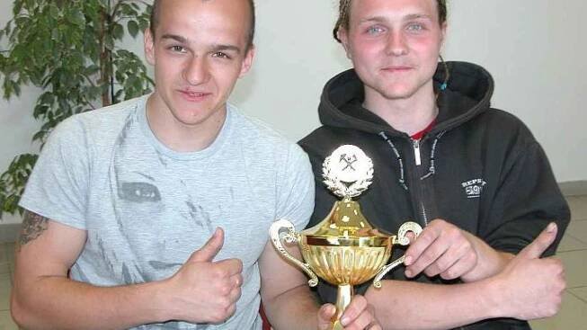 Martin Kukla a Lukáš Koláčný s pohárem a diplomy za skvělé druhé místo. Ocenění České ručičky navíc získal Martin.