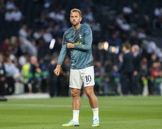 Harry Kane # 10 z Tottenham Hotspur během pre-game warmup během utkání Ligy mistrů UEFA Tottenham Hotspur vs Marseille v Tottenham Hotspur Stadium, Londýn, Velká Británie, 7. září 202 — Stock obrázek
