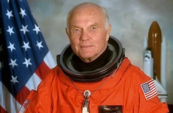 Zemřel první Američan, který obletěl Zemi. Johnu Glennovi bylo 95 let