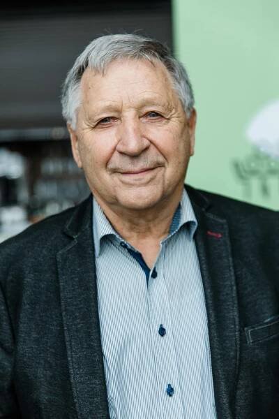 Portraitfoto von Mann, der in die Kamera lächelt
