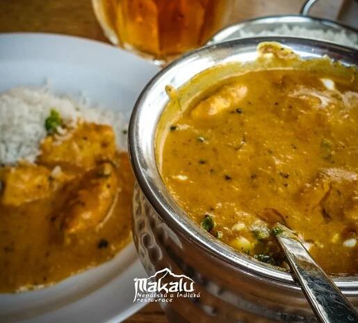 Indicko-nepálské menu s předkrmem, kuřecí specialitou a nápojem lassi
