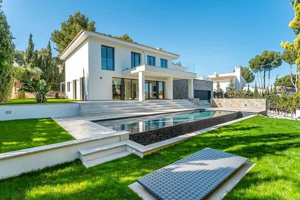 Uniquely reformed villa in Nova Santa Ponsa for sale in Santa Ponsa with Prosperity Mallorca
