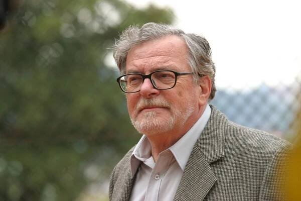 Nejtěžší při psaní knížky je vymyslet první větu, říká herec a spisovatel Jan Kačer