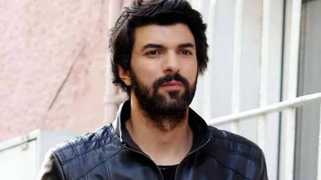Engin Akyürek Biography, TV Dramas, Height, Girlfriend, Instagram, Age,