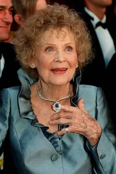 Gloria Stuart, Actress Who Gained Fame Late, Dies at 100 - The New York Times