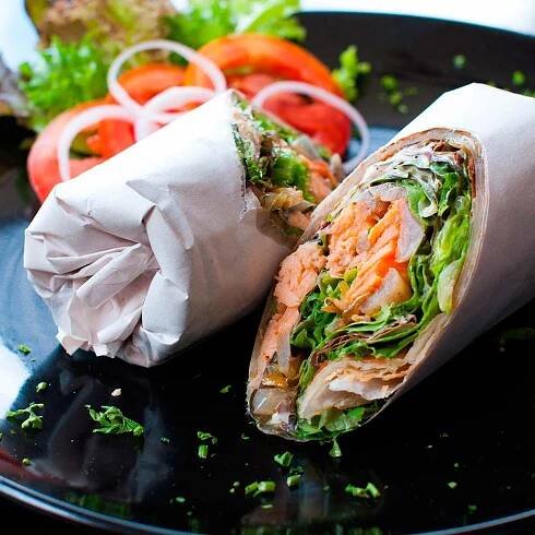 Meine HOFER Rezeptempfehlung: Kalter Palatschinken-Wrap gefüllt mit Frischkäse und Räucherlachs