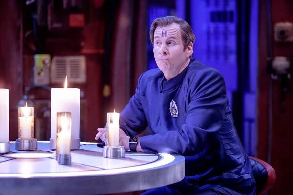 FOTO: Chris Barrie jako Arnold Rimmer v seriálu Červený trpaslík z roku 2017. – stránka 6